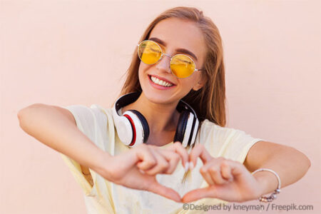 Spirale für junge Frauen Junge Frau macht Herz für Spirale.