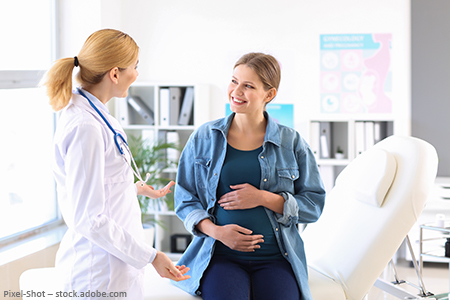 Schwangere Frau spricht mit einer Ärztin im Krankenhaus